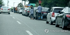 공원묘지 앞 늘어선 주차