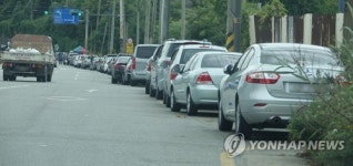 공원묘지 앞 늘어선 주차