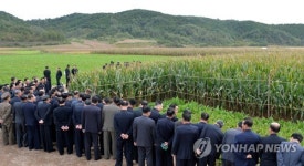 군부대 농장 참관하는 북한 책임일꾼들