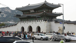 고궁 앞은 인산인해