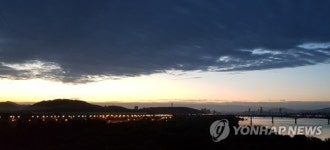 물러가는 구름..밝아오는 여명