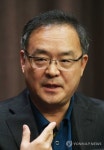 질문에 답하는 이용수 부회장