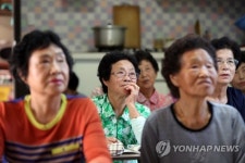 한글 공부에 푹 빠진 할머니들