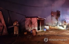 홍천 양계 농장서 화재…닭 7만여마리 폐사
