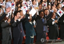 만세삼창하는 이낙연 총리