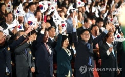 만세삼창하는 이낙연 총리