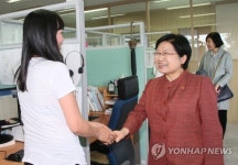 다누리콜센터 방문한 정현백 장관