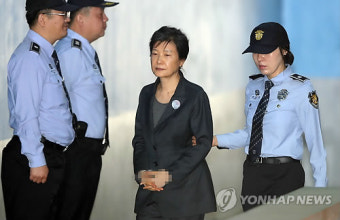 문재인 전 대통령 부부의 계좌 추적 및 수사 강화…뇌물 수수 의혹 관련 현안 총력대응
