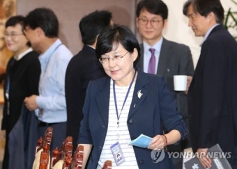 수석보좌관회의 입장하는 조현옥 인사수석