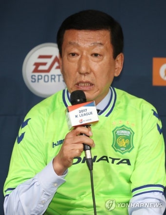 질문에 답하는 전북현대 최강희 감독