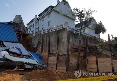 경기 오산 옹벽 붕괴로 차량 2대 매몰, 1명 사망ㅡ 구조작업 소방대원 힘겨워