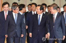 '화기애애'문 대통령, '5부 요인' 초청 오찬 입장