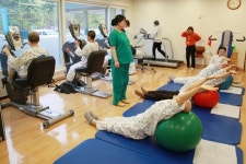 [명의에게 묻다] 암 극복에 재활은 필수…암 환자도 운동해야