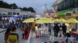 동해 묵호 야시장 불야성…야간 관광명소로 인기