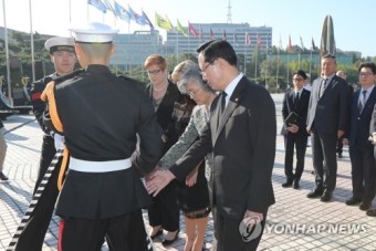 헌화하는 한국-호주 외교·국방 장관
