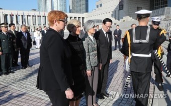 헌화하는 한국-호주 외교·국방 장관