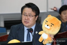 인형 들고 질의하는 송기석