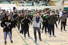 학생들과 몸 푸는 조희연  교육감