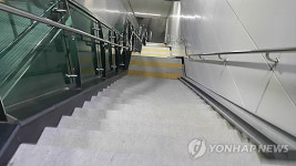 탈출구 50ｍ→…지하철 터널 안에 비상출구 표지판 설치