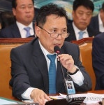 답변하는 이광희 이사장