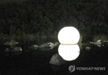 횡성한우축제장에 불 밝힌 보름달 풍선 조명