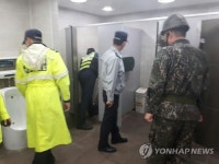 15일 사직야구장 화장실 수색하는 경찰과 군인
