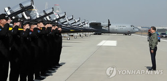 블랙이글스 경례받는 문 대통령