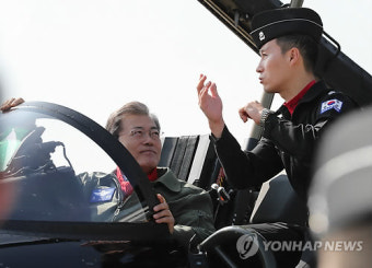 블랙 이글스 설명 듣는 문 대통령