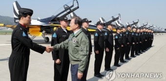 블랙 이글스 팀 격려하는 문 대통령