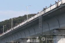 매지2교(하) | '위험천만' 교각 위 낚시꾼들