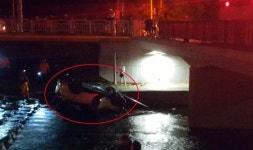 다리 난간 뚫고 5ｍ 아래 하천에 차량 추락…2명 경상