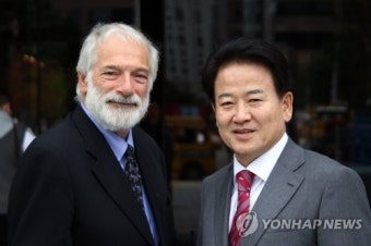 조찬회동한 로버트 갈루치 전 미국 국무부 북핵 특사와 정동영 의원