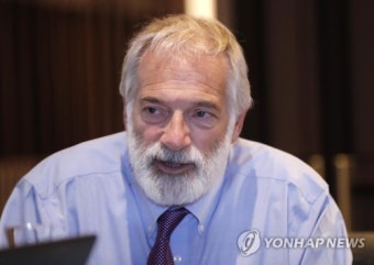북한 질문에 답하는 로버트 갈루치 전 북핵 특사