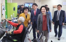 장애인종합복지관 둘러보는 보건복지위 위원들