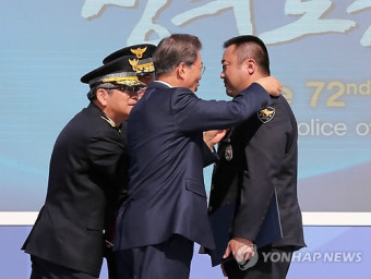문 대통령, 배우 마동석에게 명예경찰 위촉