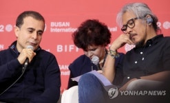 뉴 커런츠 수상작 발표하는 바흐만 고바디 감독