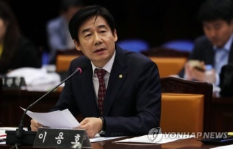 질문하는 이용호 국회의원