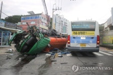 정화조 차량 내리막길 역주행 전복