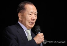 격려사 하는 김동호 이사장