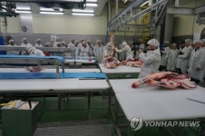 한우 가공 과정 둘러보는 홍콩 바이어들