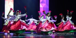 이은주 예술단의 부채춤