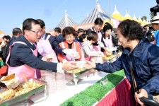 파주시 인삼축제에 직원 300여명 동원해 서빙·설거지