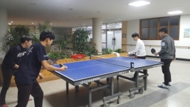 스트레스 맘껏 풀거라 교장실 앞에 들어선 탁구대