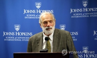 인사말 하는 로버트 갈루치 한미연구소 회장