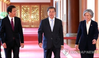 문 대통령, '4강 대사' 신임장 수여식 입장