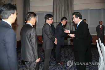 한국 기업인들과 만나는 이낙연 총리