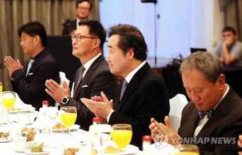 한국 기업인들과 만나는 이낙연 총리