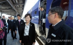 진부역에서 내리는 김현미 장관