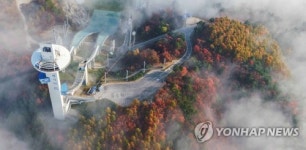 신선들의 놀이터?, 단풍과 안개 사이의 스키점프 센터