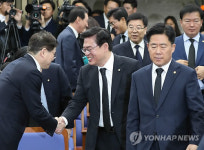 의총에 검은 양복 입고 입장하는 한국당